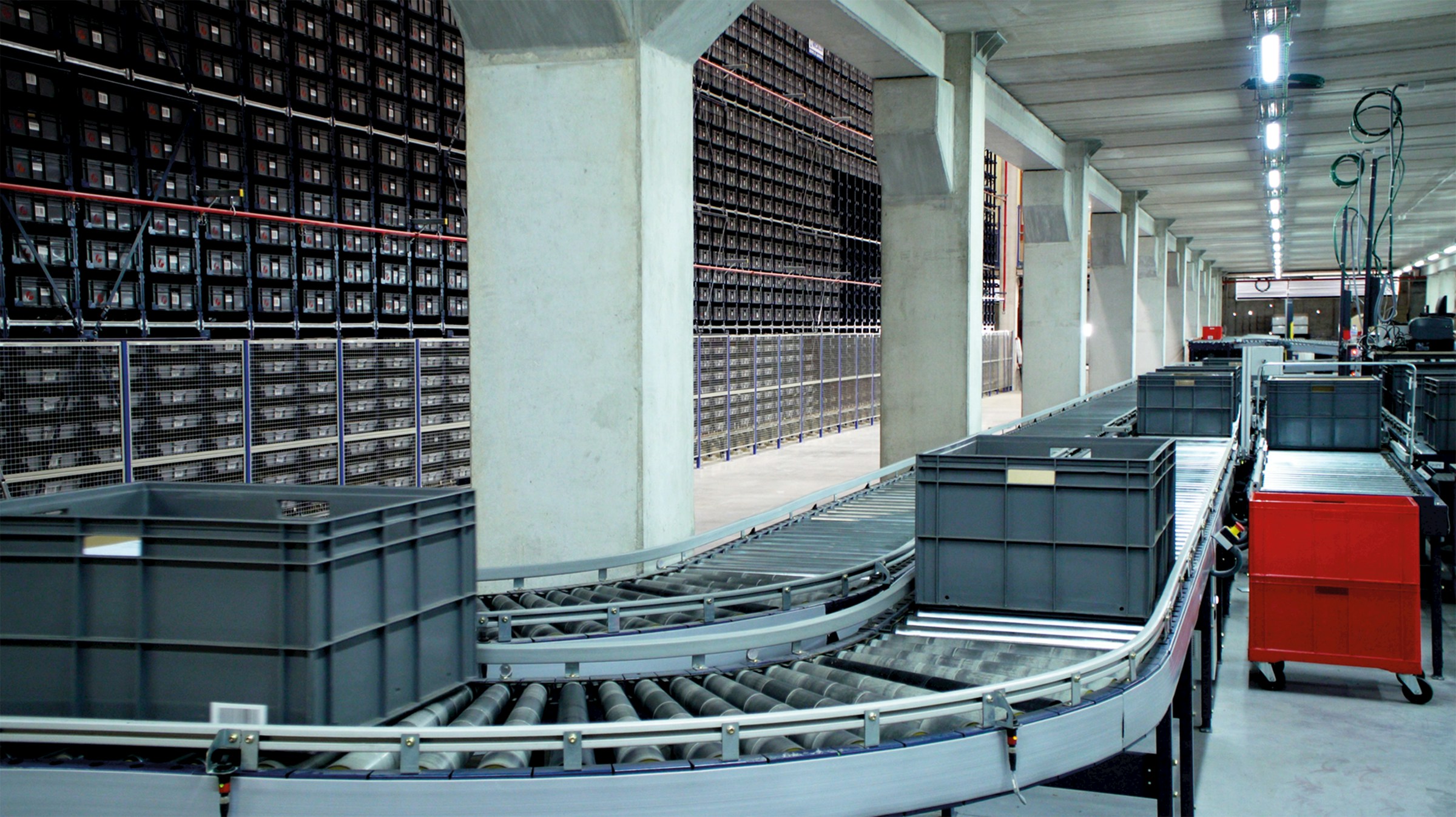 Automatisierte Foerderstrecke mit Behaeltern in einem Werk