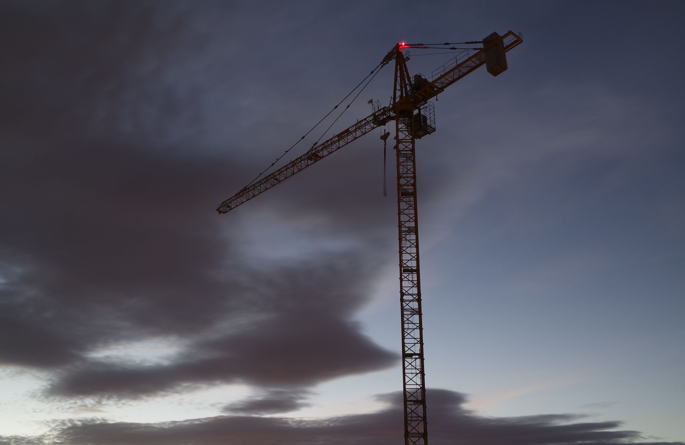Kransilhouette ueber einem Standort in der Daemmerung